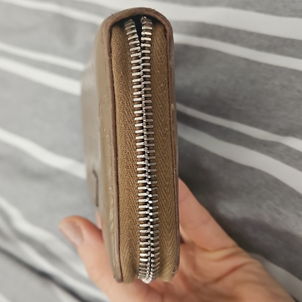 Gucci Embossed Beige Zip-Around Wallet - Picture 9 of 11